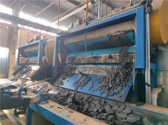 秦皇島某污水處理廠訂購的2臺高壓帶式污泥脫水機(jī)，投入使用啦！