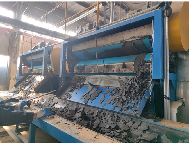 秦皇島某污水處理廠訂購的2臺高壓帶式污泥脫水機(jī)，投入使用啦！